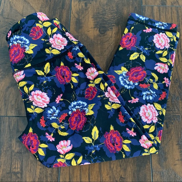 Ruby Ribbon | Reversible Floral Crop Yoga Leggings Black Activewear - Picture 2 of 10